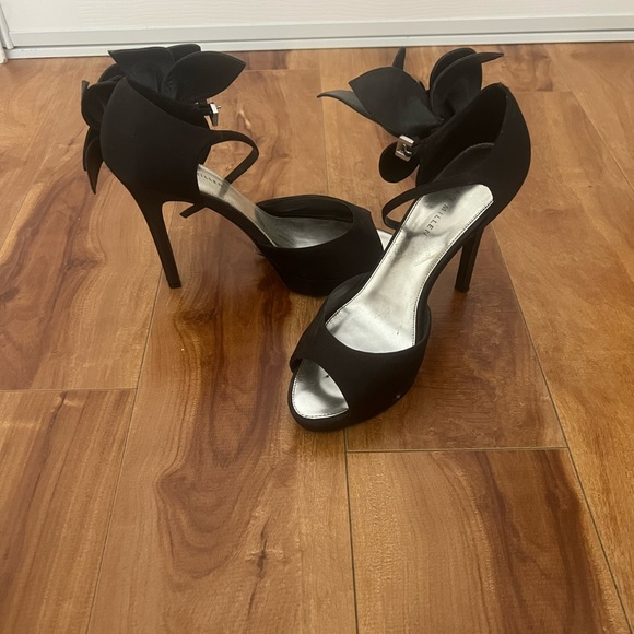 Karen Millen Black Flower Pump - Picture 6 of 9